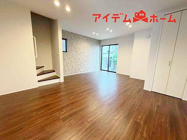 リビング 南向きのため明るい陽射しが射し込みます♪