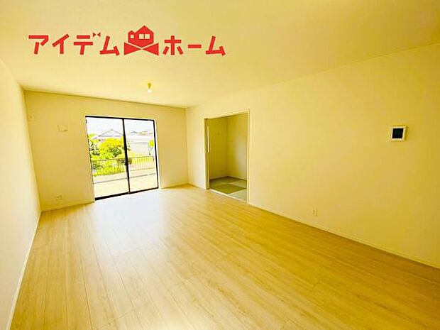 リビング 南向きのため明るい陽射しが射し込みます♪