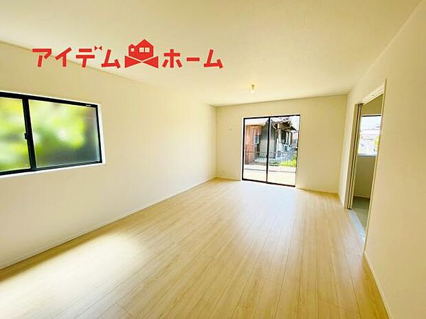 リビング 南向きのため明るい陽射しが射し込みます♪