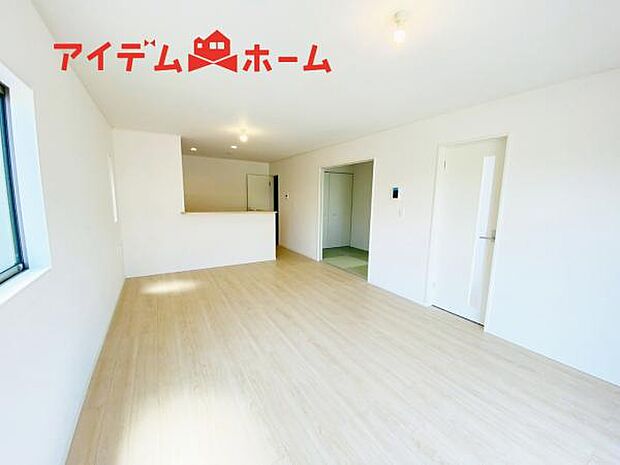 リビング 南向きのため明るい陽射しが射し込みます♪