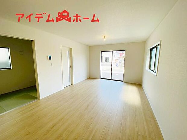 リビング 南向きのため明るい陽射しが射し込みます♪