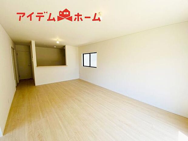 リビング 南向きのため明るい陽射しが射し込みます♪