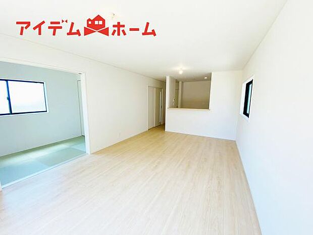 リビング 南向きのため明るい陽射しが射し込みます♪