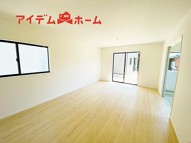 リビング 南向きのため明るい陽射しが射し込みます♪