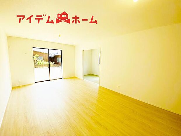リビング 南向きのため明るい陽射しが射し込みます♪
