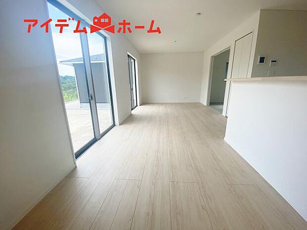 リビング 南向きのため明るい陽射しが射し込みます♪