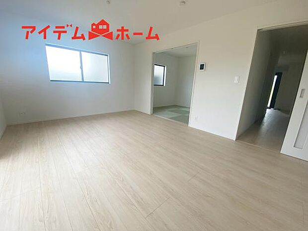 リビング 南向きのため明るい陽射しが射し込みます♪