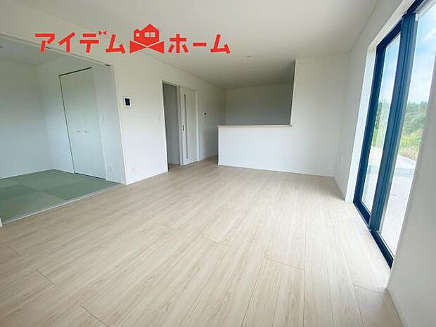 リビング 南向きのため明るい陽射しが射し込みます♪