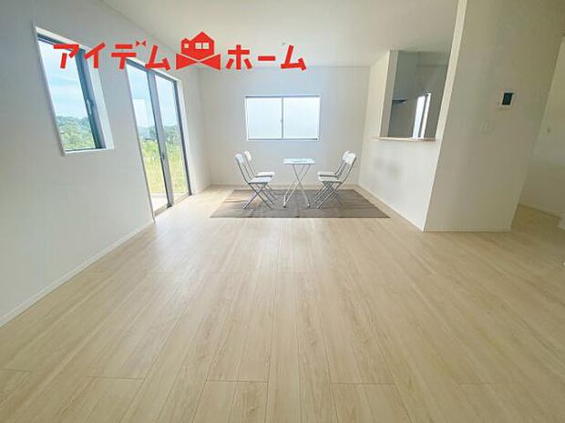 リビング 南向きのため明るい陽射しが射し込みます♪