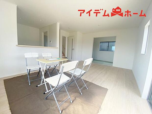 リビング 南向きのため明るい陽射しが射し込みます♪