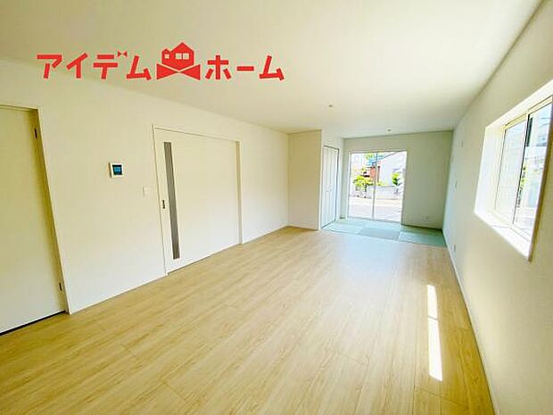 リビング 南向きのため明るい陽射しが射し込みます♪