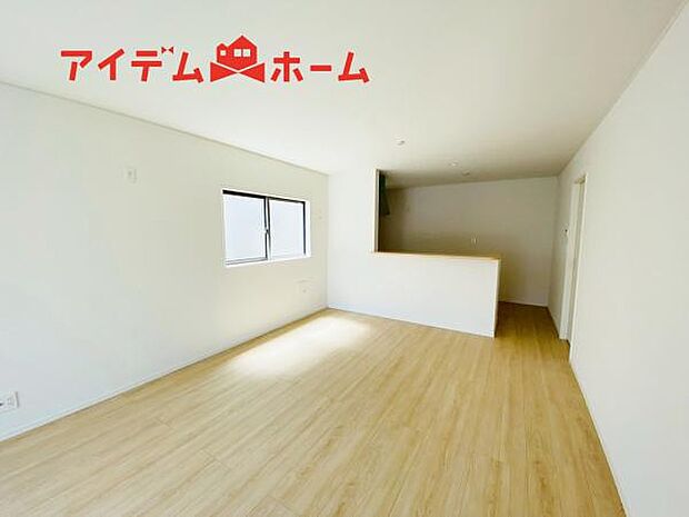 リビング 南向きのため明るい陽射しが射し込みます♪