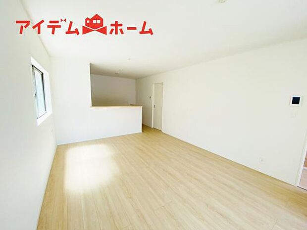 リビング 南向きのため明るい陽射しが射し込みます♪