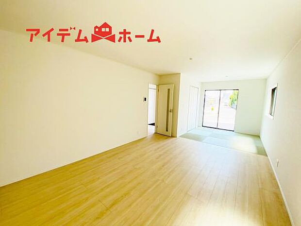 リビング 南向きのため明るい陽射しが射し込みます♪