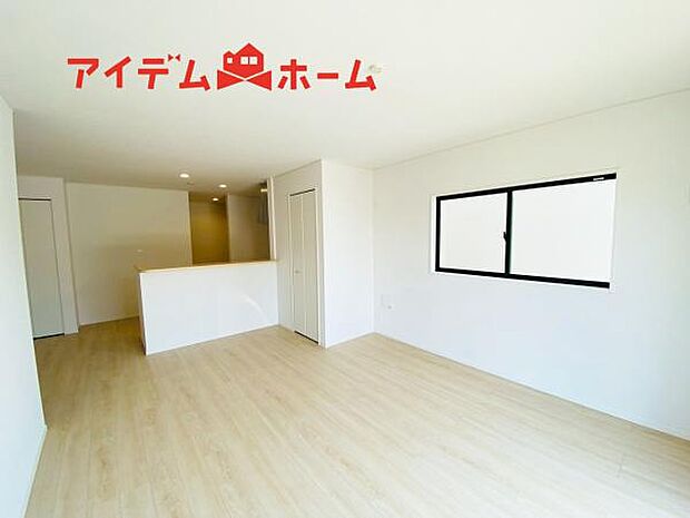 リビング 南向きのため明るい陽射しが射し込みます♪