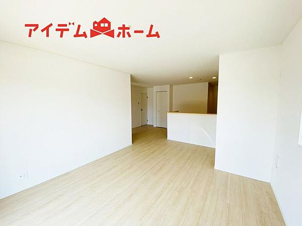 リビング 南向きのため明るい陽射しが射し込みます♪