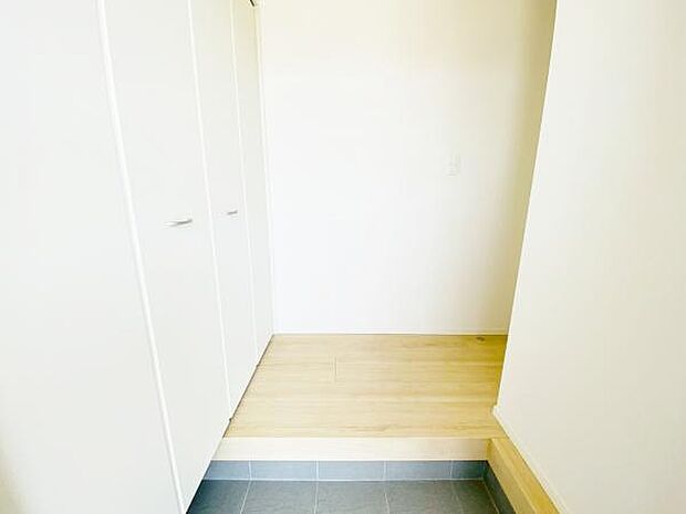 玄関収納 玄関横にシューズボックスがついているので、片付いた玄関がキープできます