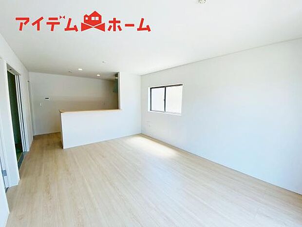 リビング 南向きのため明るい陽射しが射し込みます♪