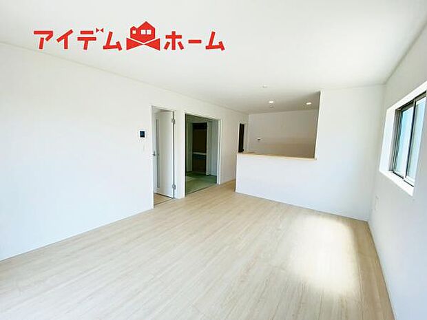 リビング 南向きのため明るい陽射しが射し込みます♪