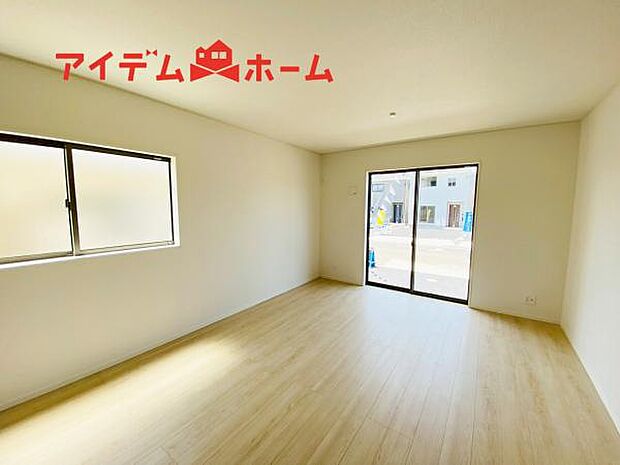リビング 南向きのため明るい陽射しが射し込みます♪