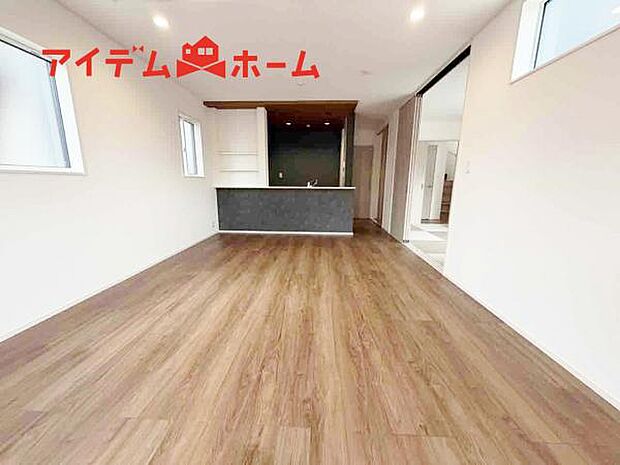 リビング 南向きのため明るい陽射しが射し込みます♪