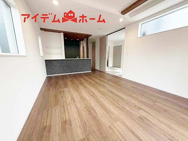 リビング 南向きのため明るい陽射しが射し込みます♪
