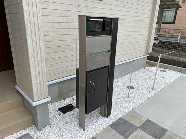 留守時でも受け取り可能な便利な宅配BOXが標準設置♪