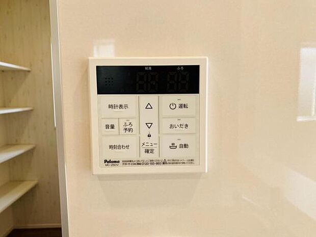 ボタンひとつでお湯はり、追い炊き、温度調整まで可能です。 キッチンからの操作も出来ますので大変便利です。