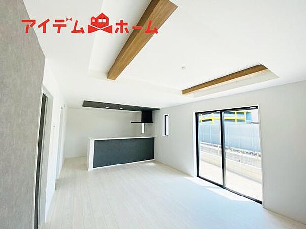 リビング 南向きのため明るい陽射しが射し込みます♪