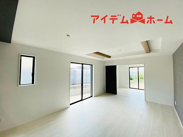 リビング 南向きのため明るい陽射しが射し込みます♪