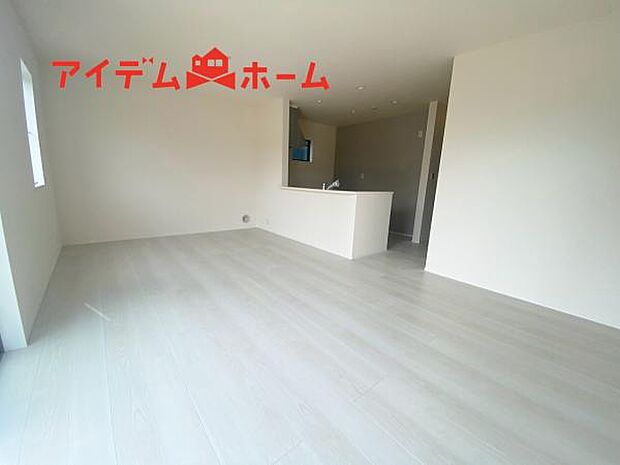 リビング 南向きのため明るい陽射しが射し込みます♪
