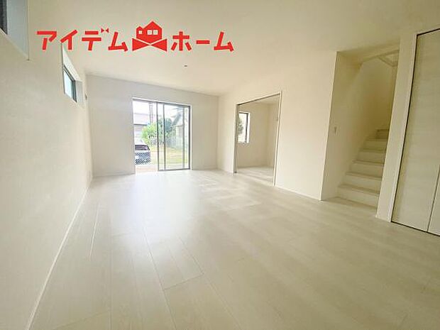 リビング 南向きのため明るい陽射しが射し込みます♪