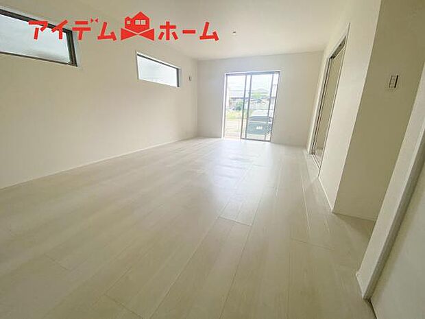 リビング 南向きのため明るい陽射しが射し込みます♪
