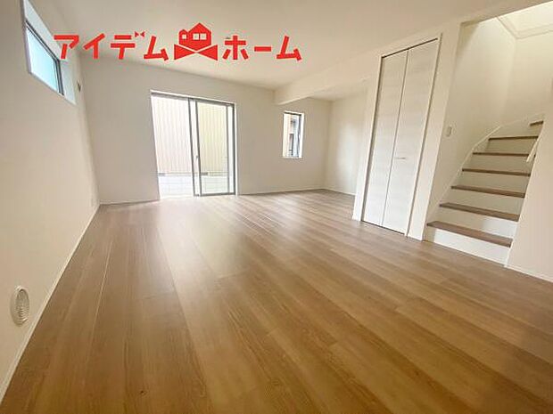 リビング 南向きのため明るい陽射しが射し込みます♪