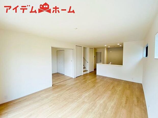 リビング 南向きのため明るい陽射しが射し込みます♪