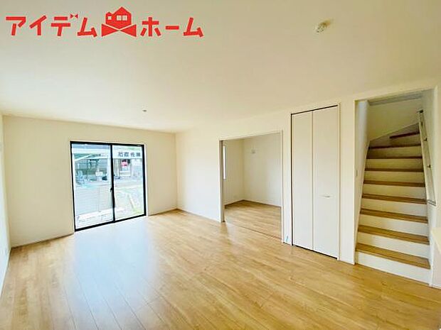 リビング 南向きのため明るい陽射しが射し込みます♪