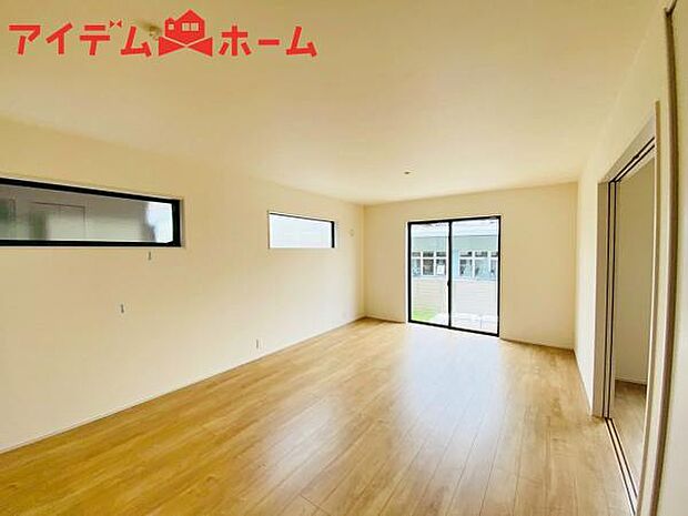 リビング 南向きのため明るい陽射しが射し込みます♪