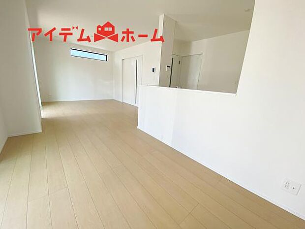 リビング 南向きのため明るい陽射しが射し込みます♪