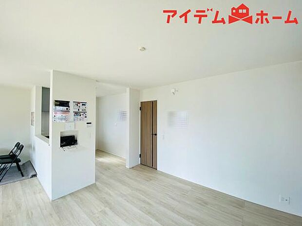 リビング 南向きのため明るい陽射しが射し込みます♪