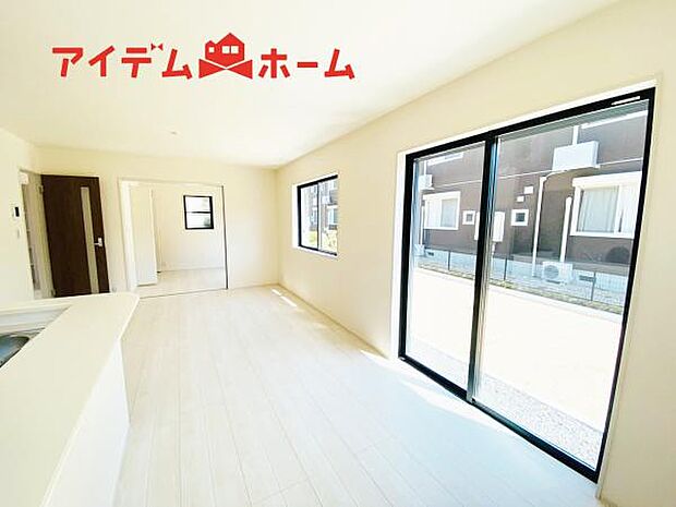 リビング 南向きのため明るい陽射しが射し込みます♪