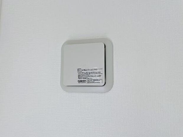お部屋の中の空気を24時間循環・換気するシステムです。 きれいな空気を取り入れることができ、カビを発生させる結露や湿気を防ぐことに役立ちます。