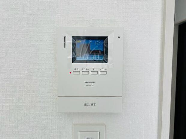 奥様やお子さんのみの在宅も安心。ボタンひとつで通話が可能です。 突然の来訪も時間帯に関係なく鮮明な画像で確認することが出来ます。