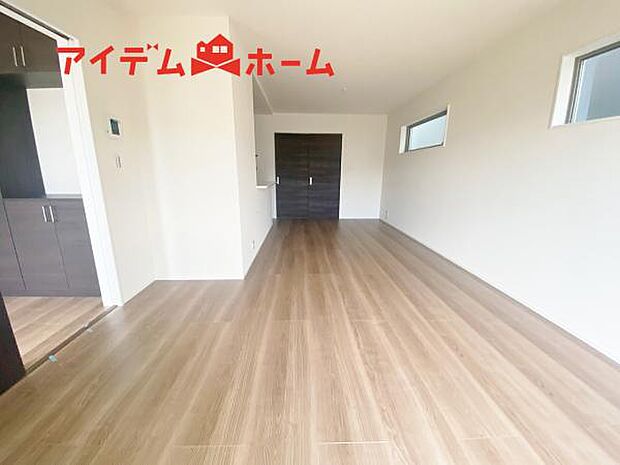 リビング 南向きのため明るい陽射しが射し込みます♪