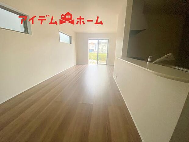 リビング 南向きのため明るい陽射しが射し込みます♪
