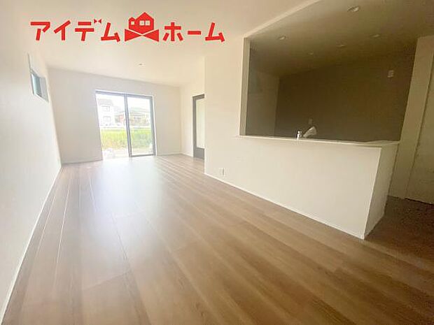 リビング 南向きのため明るい陽射しが射し込みます♪