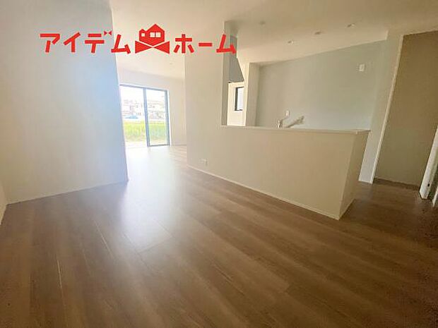 リビング 南向きのため明るい陽射しが射し込みます♪