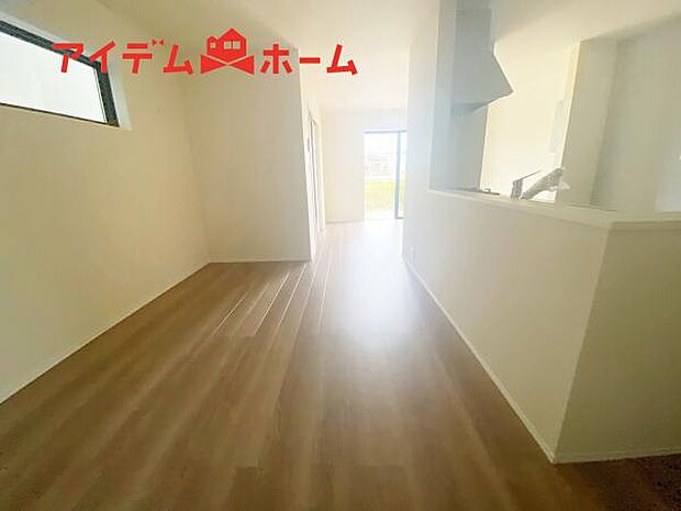 リビング 南向きのため明るい陽射しが射し込みます♪