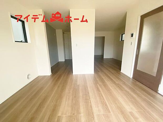 リビング 南向きのため明るい陽射しが射し込みます♪