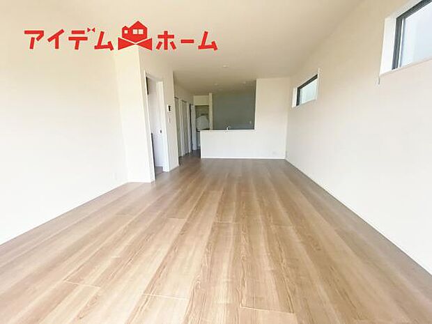 リビング 南向きのため明るい陽射しが射し込みます♪