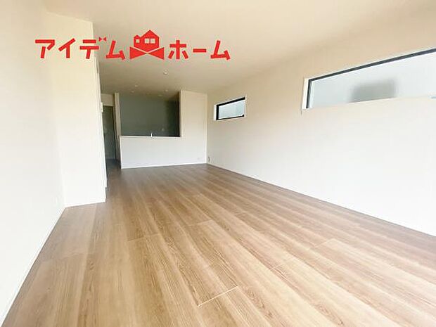 リビング 南向きのため明るい陽射しが射し込みます♪